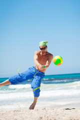 junger sportlicher mann im sprung beim beach volleyball