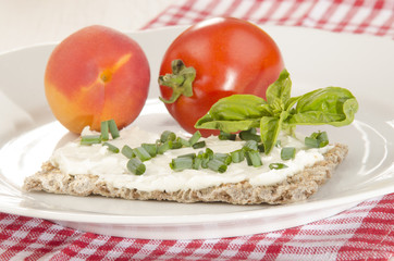 crispbread with cottage cheese