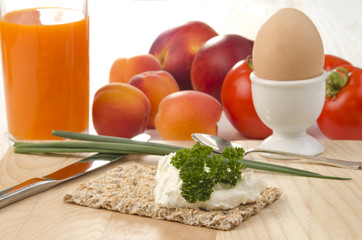 breakfast with crispbread and fruit