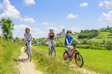 Obraz premium Radltour in idyllischer Landschaft