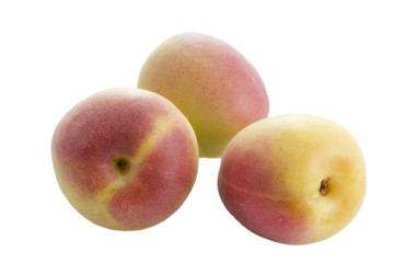 Drei türkische Aprikosen auß weißem Hintergrund