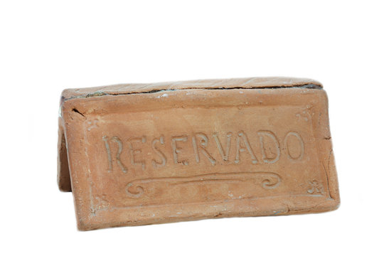Tonschild mit der Aufschrift Reservado