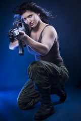 Soldatin mit Gewehr in der Hand  zielt auf etwas