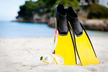 gelbe taucher flossen und schnorchel maske im sand