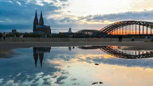 sonnenuntergan k&ouml;lner dom mit spiegelung