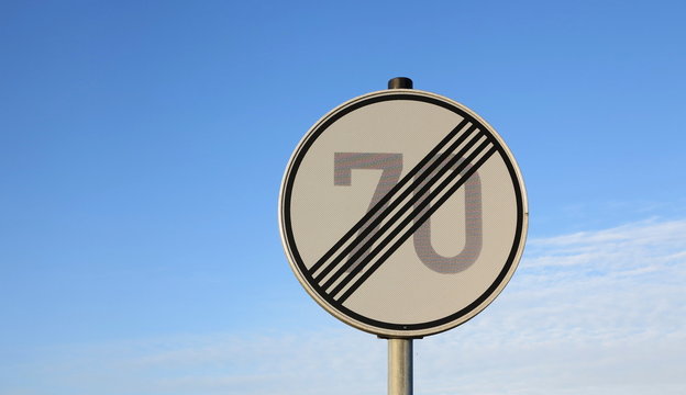 schild - ende der zul&auml;ssigen geschwindigkeit siebzig