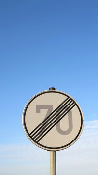 verkehrsschild - geschwindigkeitsbegrenzung aufgehoben - siebzig