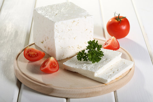 formaggio feta su tagliere con pomodori