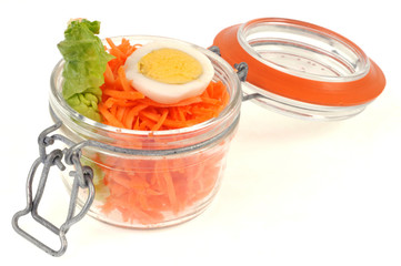 Bocal crudité avec carottes râpées, salade e oeuf dur