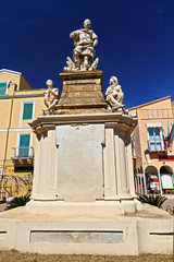 Fototapeta na wymiar Carlo Emanuele III w Carloforte statuetki