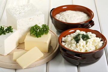 formaggio ricotta feta e yogurtsu tavolo bianco