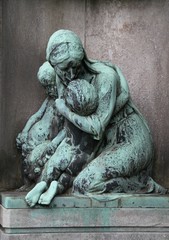 Relief Friehof - Trauernde Mutter mit Kindern