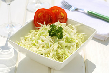 insalata di cavolo verza su tavolo bianco