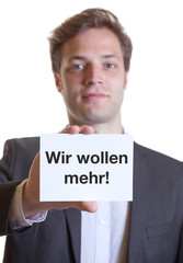 Mann im Anzug mit Karte WIR WOLLEN MEHR!