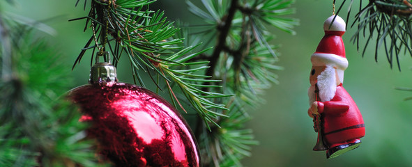 Bannière pour Noël, un père Noël et une boule dans un sapin