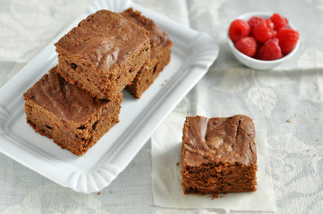 Schokoladen Brownie mit Himbeeren