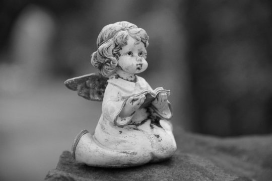 Trauer - Betender Engel auf Grabstein