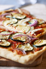 Zucchini and onion pizza; close up