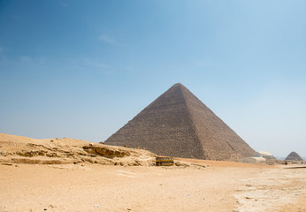 Fototapeta na wymiar Piramida Cheopsa (Cheopsa) w Wielkiej kompleks piramid w Gizie