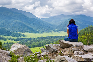 Naklejka premium woman in mountains