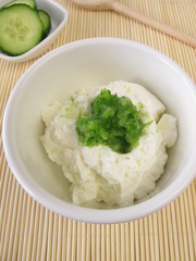 Belebende Gesichtsmaske mit Quark und Gurke