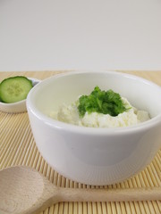 Belebende Gesichtsmaske mit Quark und Gurke