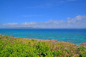 沖縄の崖と青い空と海