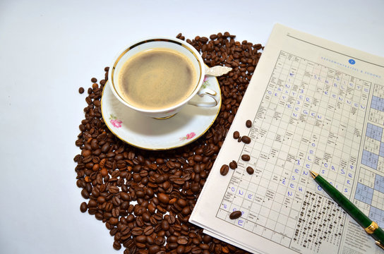 Kreuzworträtzel und Kaffee