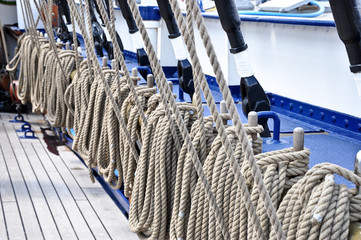 Seile auf einem Schiff