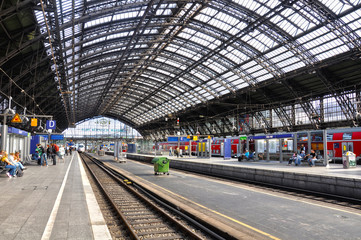 Fototapeta na wymiar Estación de ferrocarril de Colonia, estaciones europeas
