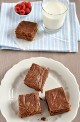 Schokoladen Brownie mit Himbeeren