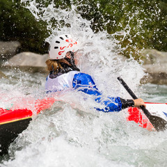 spruzzi d'acqua in canoa