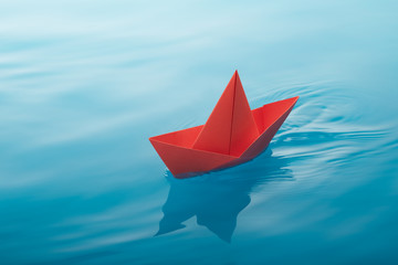 Obraz premium paper boat sailing