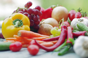 Gesundes Obst und Gemüse auf dem Tisch, buntes Potpourri aus verschiedenen Sorten gemixt, frisches Bild welches Appetit auf gesundes Essen macht 
