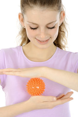 Teenager trainiert mit Igelball