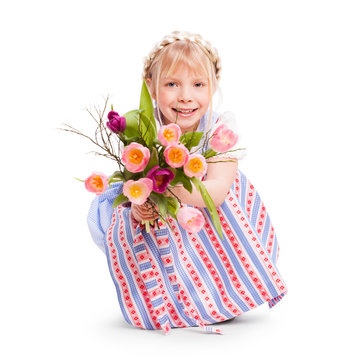 junges Mädchen im Dirndl mit Blumenstrauss