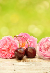 Zwei Kirschen mit Rosen