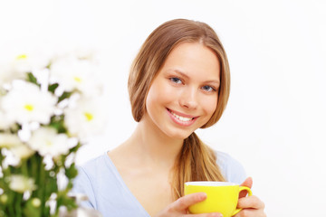 Beautiful young woman drinking tea