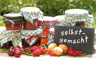 verschiedene selbstgemachte Marmelade mit Früchten