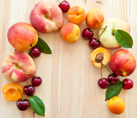 Hintergrund mit frischem Steinobst, Pfirsiche, Kirschen und Apri