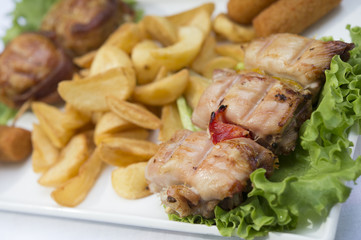 Carne alla griglia, patatine a spicchi