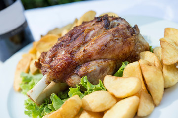 Stinco di maiale con patatine al forno - Roast pork knuckle