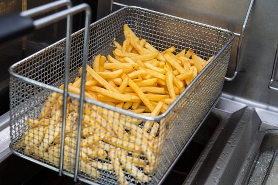 Croccanti Patatine fritte in friggitrice, cibo da strada - French fries
