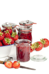 Erdbeeren und selbstgemachte Marmelade