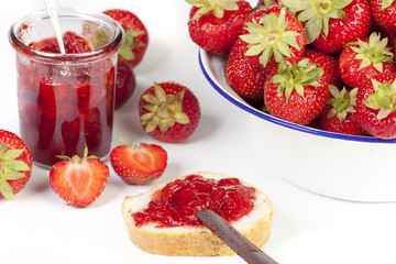 Erdbeeren, Marmelade und Brot