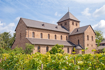 Fototapeta na wymiar Najstarsze bazylika w Rheingau: St Giles w Oestrich-kątem