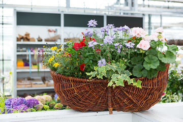 Blumengesteck im Korb