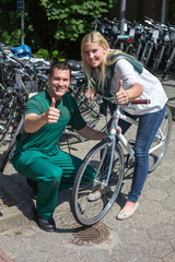 Fahrradmechaniker berät Kundin in Fahrradladen