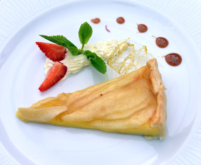 apple pie with strawberries and mint