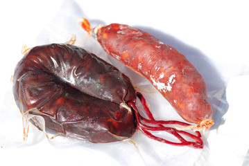 MORCILLA Y CHORIZO IBÉRICOS SOBRE FONDO BLANCO